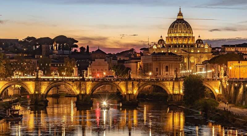 Vista noturna de Roma com a Basílica de São Pedro