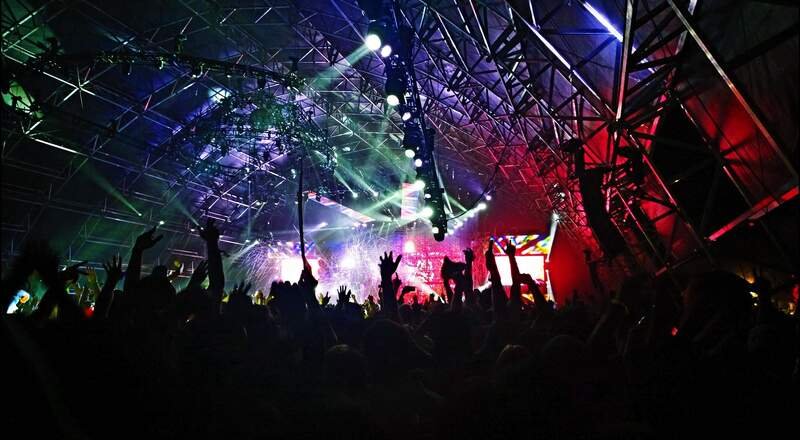 Multidão em um show com luzes coloridas